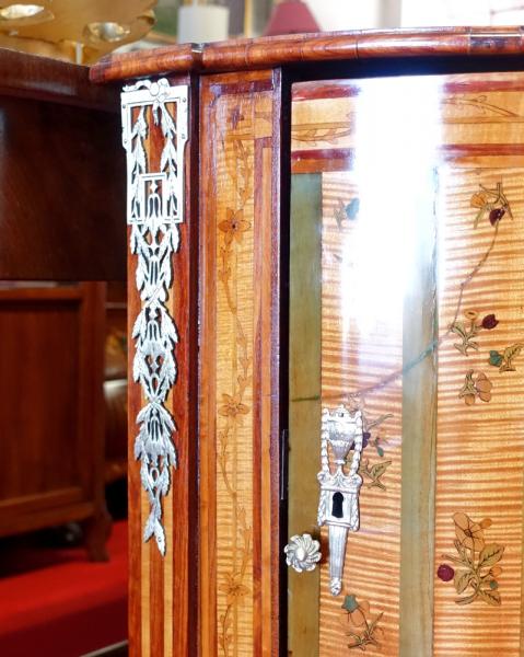 Stodola.cz - Rohová skříňka